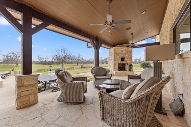 1000 River Trace Drive, Columbus, TX 78934