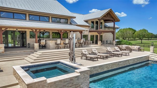 1000 River Trace Drive, Columbus, TX 78934