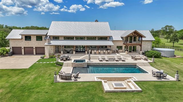 1000 River Trace Drive, Columbus, TX 78934