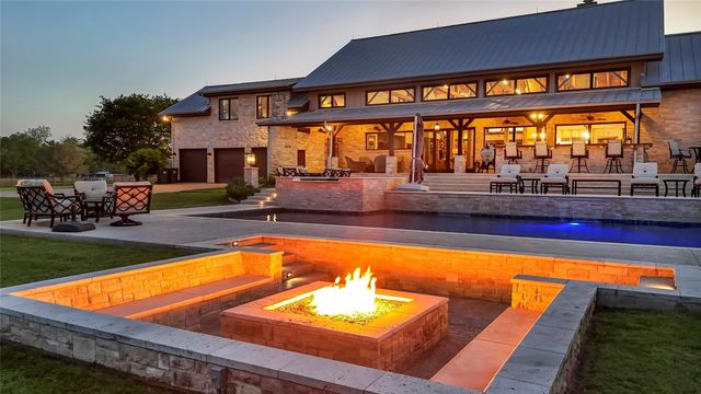 1000 River Trace Drive, Columbus, TX 78934