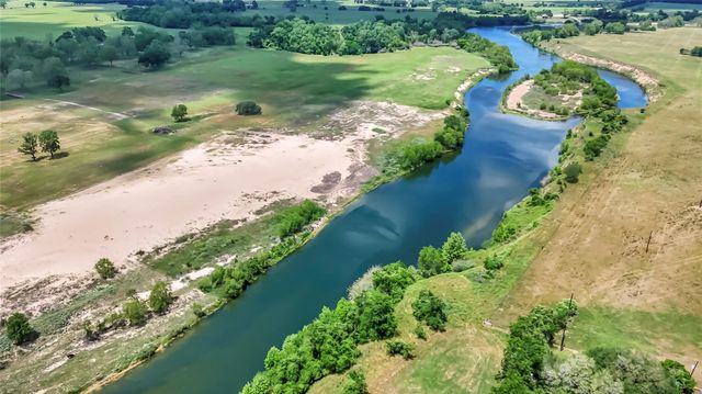 1000 River Trace Drive, Columbus, TX 78934