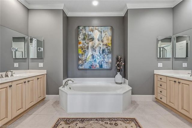 9238 Tesoro LN 203, Naples, FL 34114