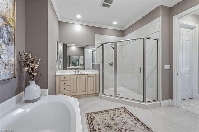 9238 Tesoro LN 203, Naples, FL 34114