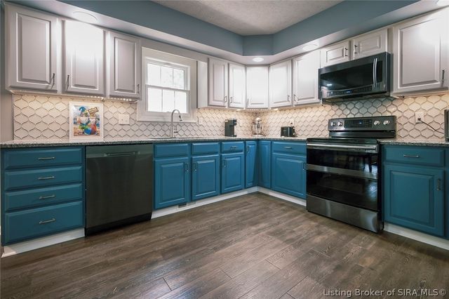 1023 Plum Ridge Drive, Sellersburg, IN 47172