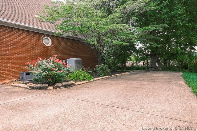 1023 Plum Ridge Drive, Sellersburg, IN 47172