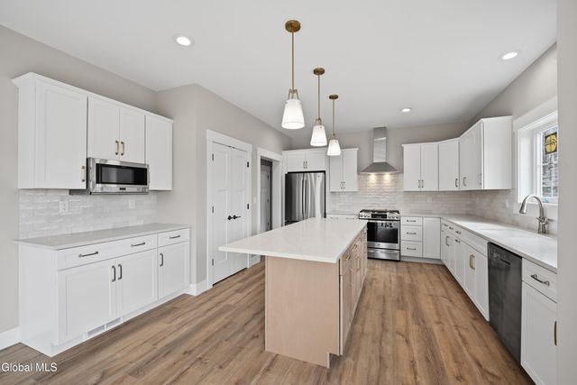 8 Royal Court, Colonie, NY 12047