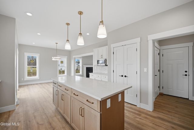 8 Royal Court, Colonie, NY 12047