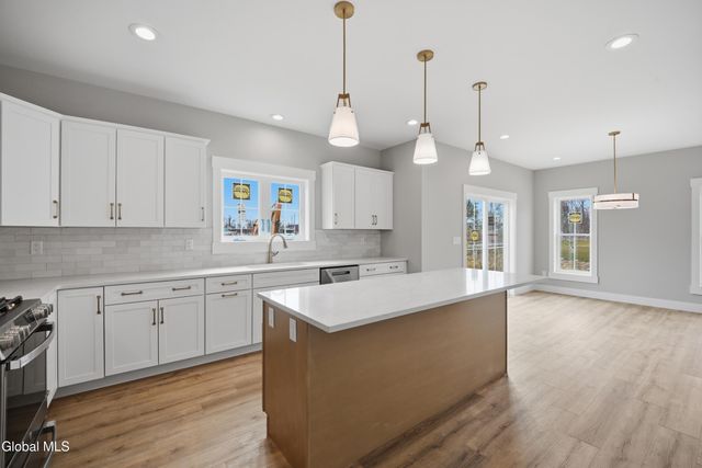 8 Royal Court, Colonie, NY 12047