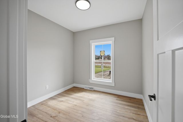 8 Royal Court, Colonie, NY 12047