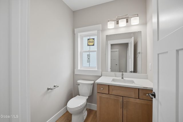 8 Royal Court, Colonie, NY 12047