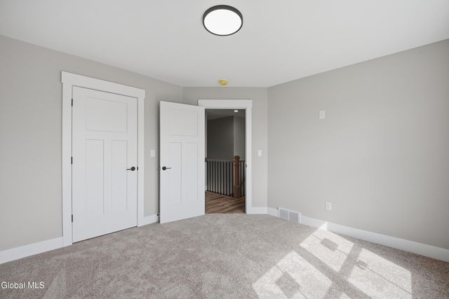 8 Royal Court, Colonie, NY 12047