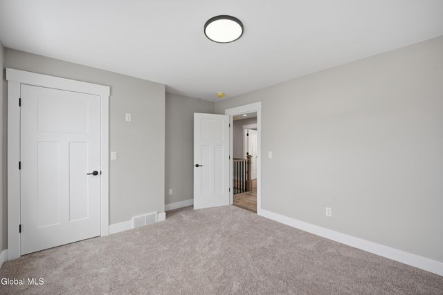 8 Royal Court, Colonie, NY 12047