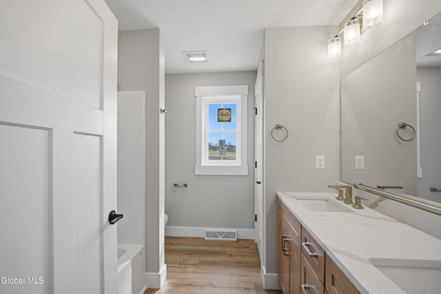 8 Royal Court, Colonie, NY 12047