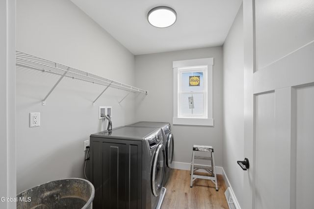 8 Royal Court, Colonie, NY 12047