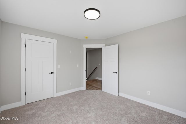 8 Royal Court, Colonie, NY 12047