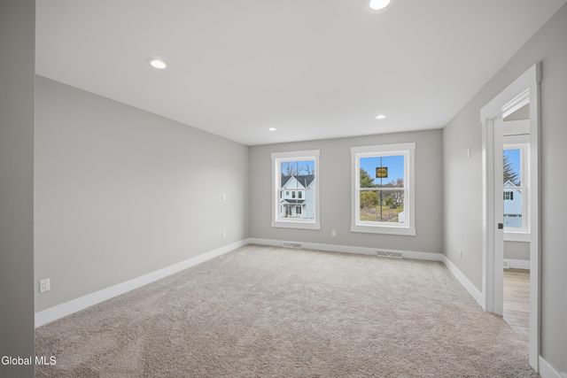 8 Royal Court, Colonie, NY 12047