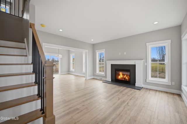 8 Royal Court, Colonie, NY 12047