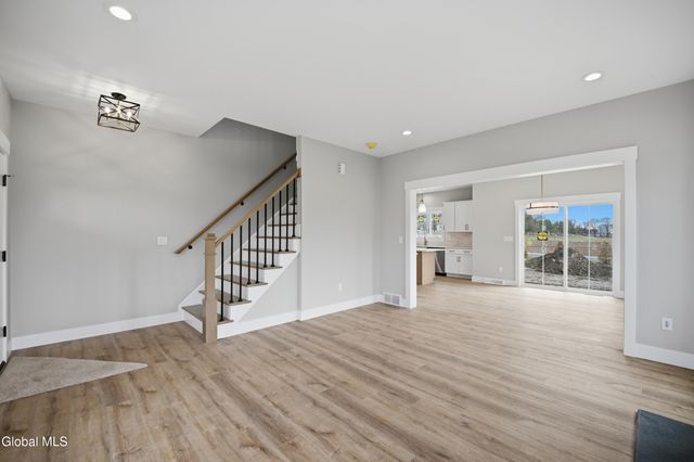 8 Royal Court, Colonie, NY 12047