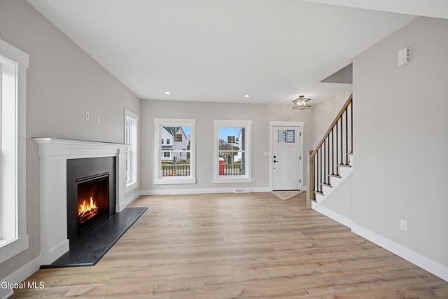 8 Royal Court, Colonie, NY 12047