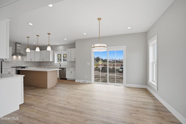 8 Royal Court, Colonie, NY 12047