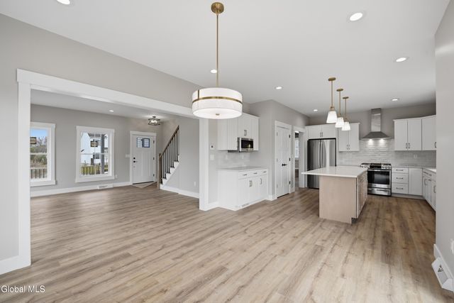 8 Royal Court, Colonie, NY 12047