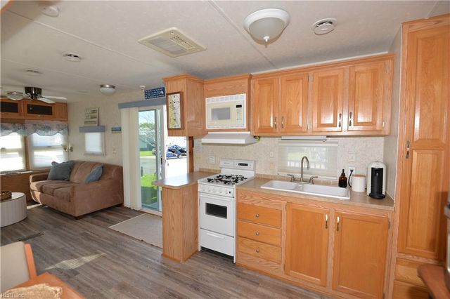 3665 Sandpiper RD # 222, Virginia Beach, VA 23456