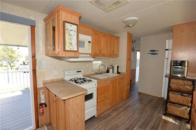 3665 Sandpiper RD # 222, Virginia Beach, VA 23456