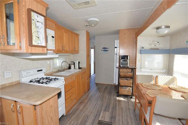 3665 Sandpiper RD # 222, Virginia Beach, VA 23456