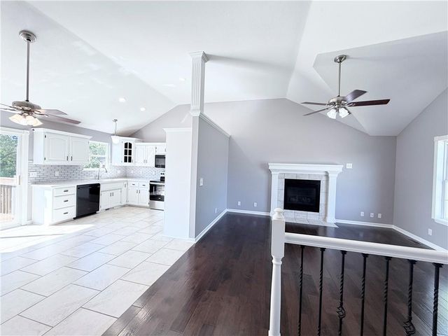 1101 E 18th Street, Kearney, MO 64060