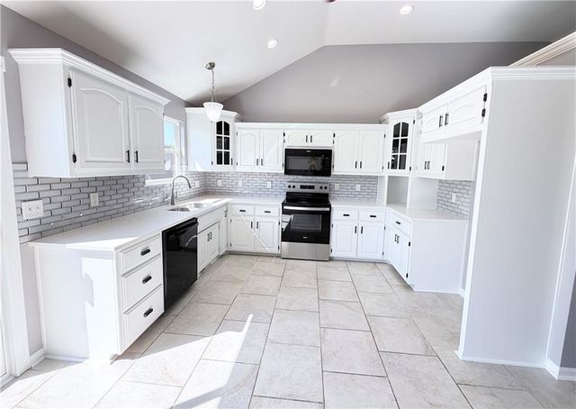 1101 E 18th Street, Kearney, MO 64060