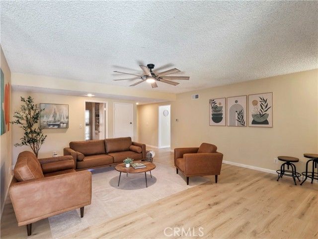 15354 Runnymede Street, Van Nuys (los Angeles), CA 91406