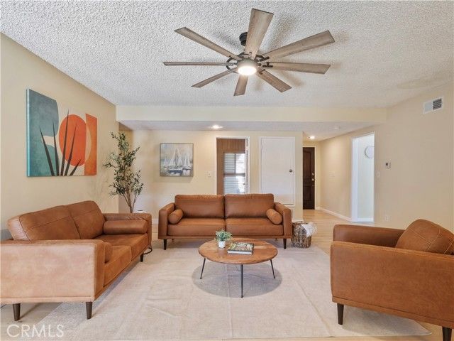 15354 Runnymede Street, Van Nuys (los Angeles), CA 91406