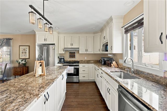 60 Charles Street, Bristol, RI 02809