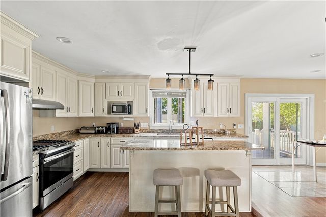 60 Charles Street, Bristol, RI 02809