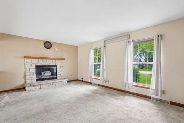 970 E Mackinac AVENUE, Oak Creek, WI 53154
