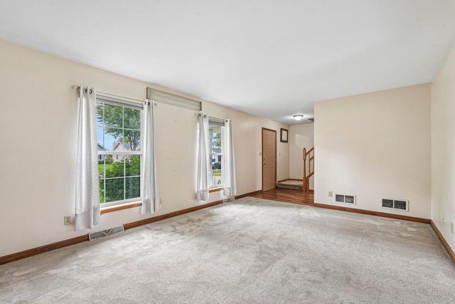 970 E Mackinac AVENUE, Oak Creek, WI 53154