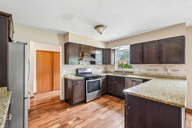 970 E Mackinac AVENUE, Oak Creek, WI 53154