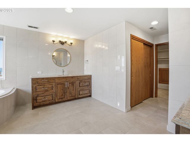 954 S A St, Washougal, WA 98671