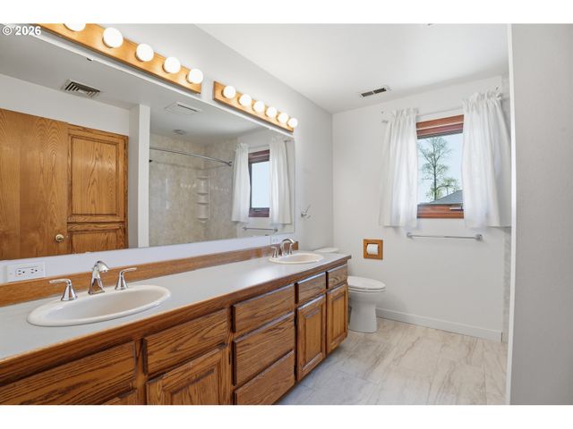 954 S A St, Washougal, WA 98671