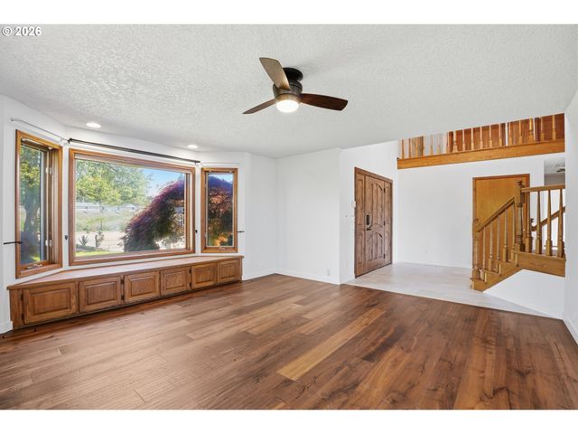 954 S A St, Washougal, WA 98671