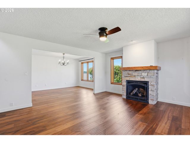 954 S A St, Washougal, WA 98671