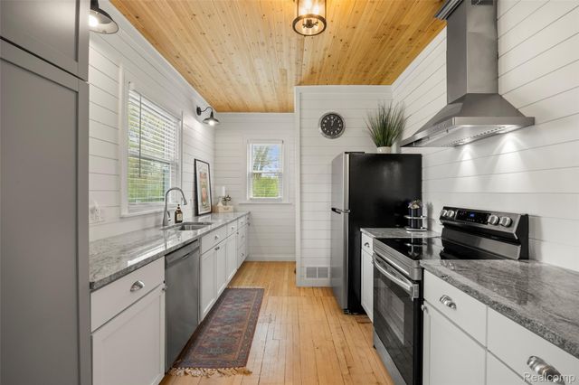 1545 Tanfield Street, West Bloomfield Charter Township, MI 48324