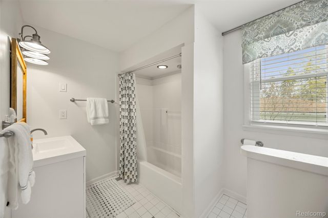 1545 Tanfield Street, West Bloomfield Charter Township, MI 48324