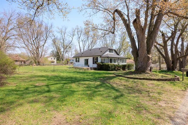 1545 Tanfield Street, West Bloomfield Charter Township, MI 48324