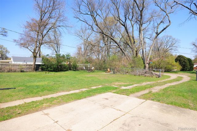 1545 Tanfield Street, West Bloomfield Charter Township, MI 48324