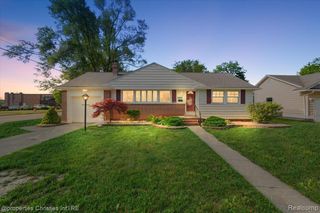 2898 Yorkshire Road, Birmingham, MI 48009