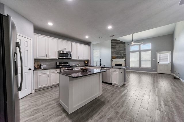 2214 Sterling Oaks Drive, Rosharon, TX 77583