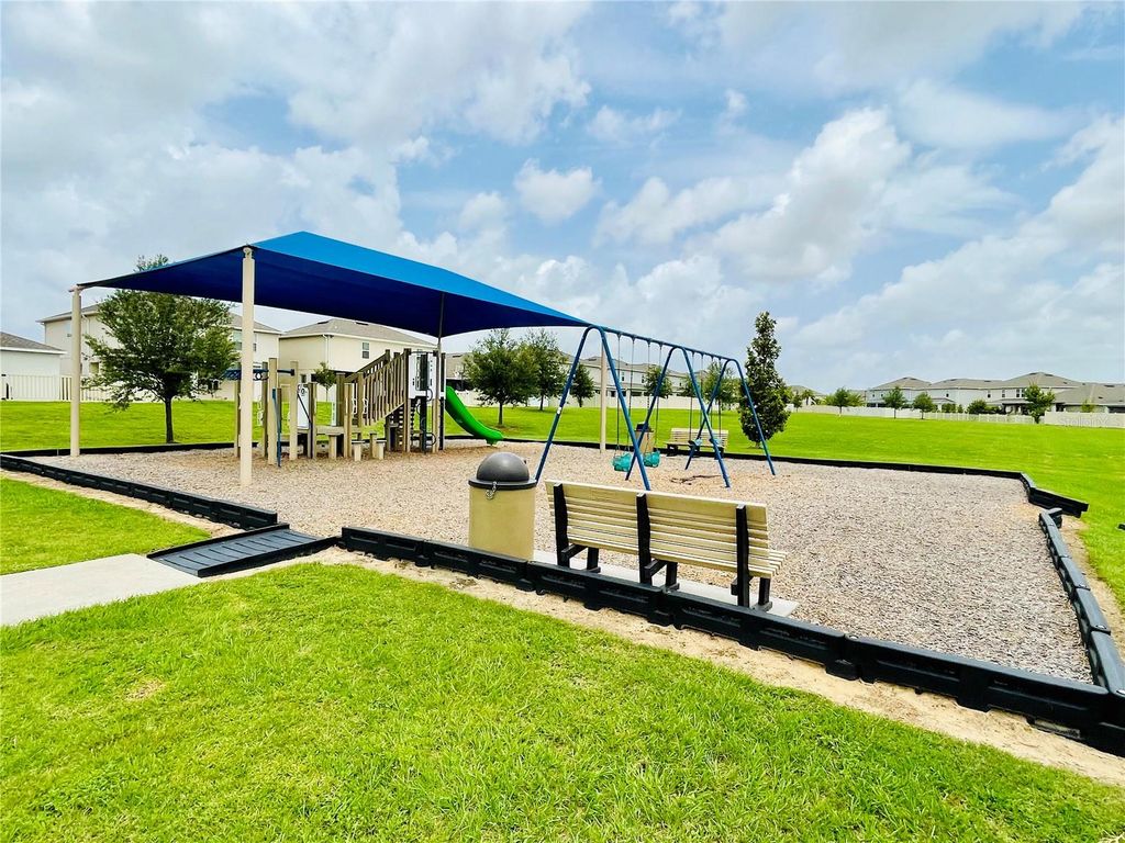 Image 4 of property listing at 412 LEMONGRASS ROAD, Minneola, FL 34715
