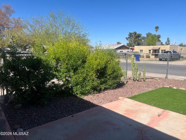 719 W Paris Promenade, Tucson, AZ 85705