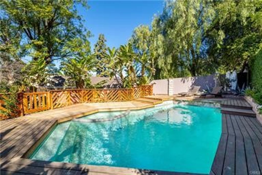 22540 Cass Ave, Woodland Hills, CA 91364 — exterior